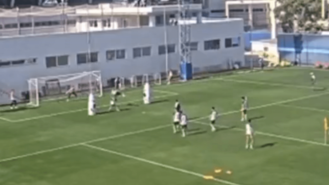 El gol de chilena de Adrián Niño en el entrenamiento.