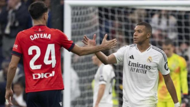 Alejandro Catena y Kylian Mbappé se saludan en el último Real Madrid-Osasuna (foto: LALIGA).