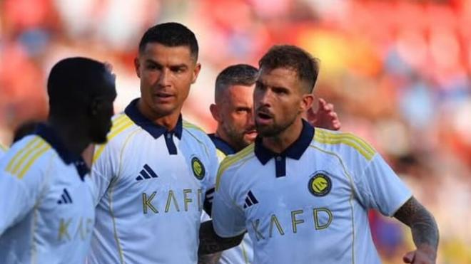 Cristiano Ronaldo e Iñigo Martínez, durante su debut con el Al Nassr (foto: Cordon Press).