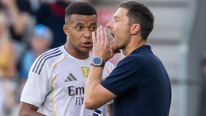 Xabi Alonso y Mbappé en el Tirol - Real Madrid (Foto: Cordon Press)