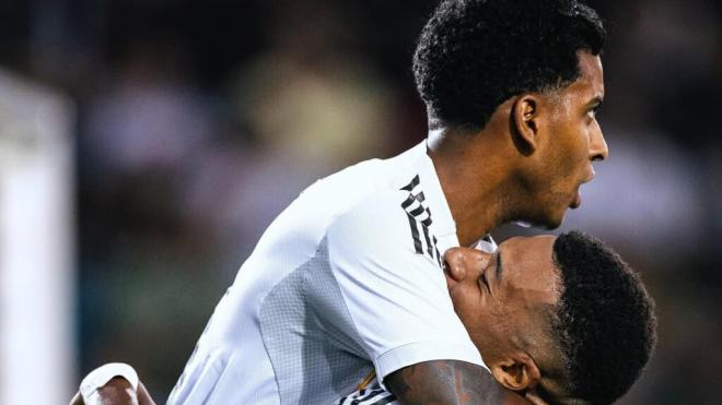 Rodrygo, abrazando a Kylian Mbappé tras su gol (@rodrygogoes)