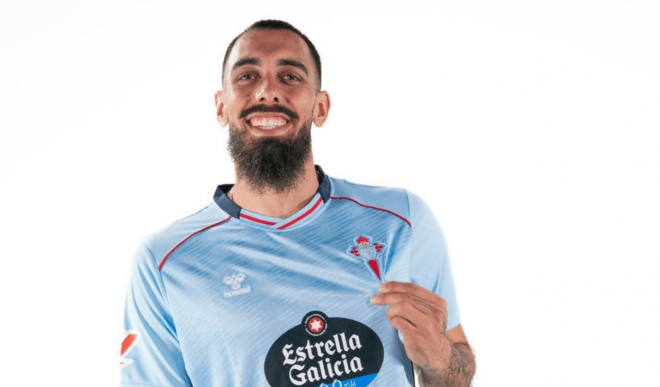 Borja Iglesias posa feliz como celeste. (Foto: Celta de Vigo)