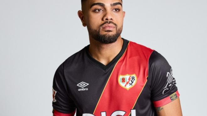 La camiseta del Rayo Vallecano con la franja (Foto: Umbro)