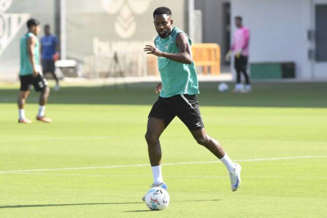 Bakambu, en el entrenamiento de este miércoles (Foto: Kiko Hurtado)