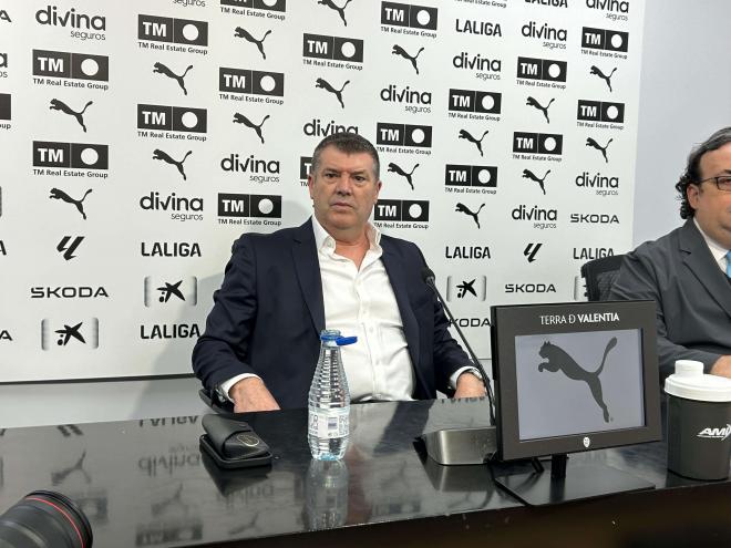 Ron Gourlay en su rueda de prensa con el Valencia CF. (Foto: ElDesmarque)