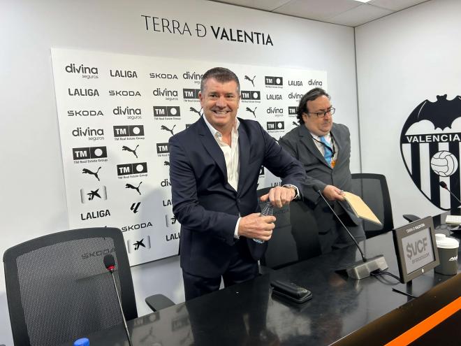 Ron Gourlay se presennta en Mestalla.jpeg