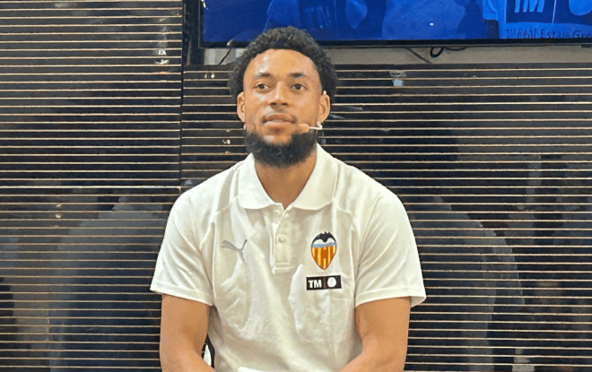 Arnaut Danjuma presentado con el Valencia CF