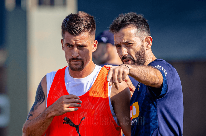 Baptiste Santamaría con Carlos Corberán (Foto: Valencia CF)
