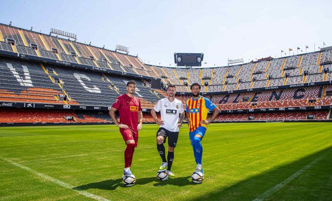 Baptiste Santamaria, Filip Ugrinic y Arnaut Danjuma (Foto: Valencia CF)
