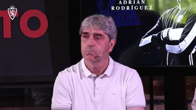 Txema Indias, en la presentación de Adrián y Valery.