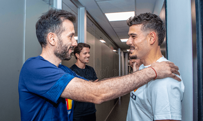 Carlos Corberán con Filip Ugrinic (Foto: Valencia CF)