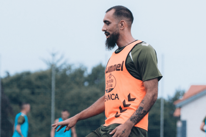 Borja Iglesias en Afouteza (Foto: @BorjaIglesias9).
