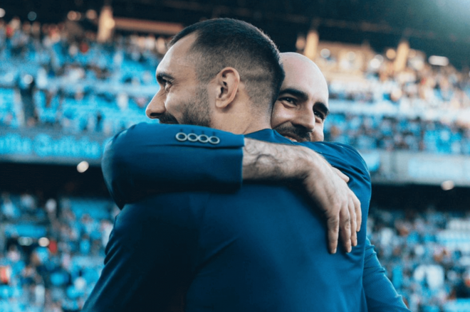 Borja Iglesias con Claudio Giráldez (Foto: @BorjaIglesias9).