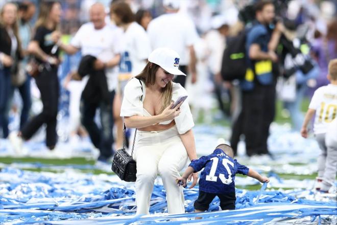 Mina Bonino, con su hijo en la celebración de LALIGA en 2022 (Europa Press)