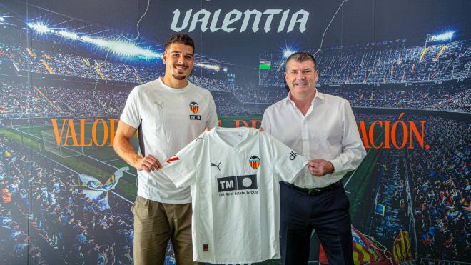 Filip Ugrinic con Ron Gourlay (Foto: Valencia CF)