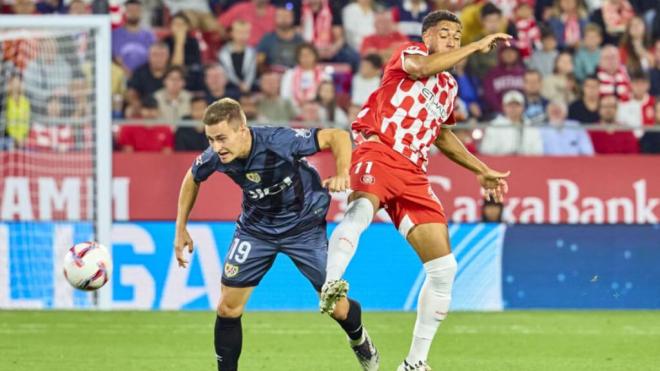 Jorge de Frutos y Danjuma, durante el Girona-Rayo del año pasado (foto: LALIGA).