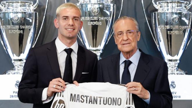 Franco Mastantuono y Florentino Pérez posan con el dorsal del argentino en el Madrid (Real Madrid)