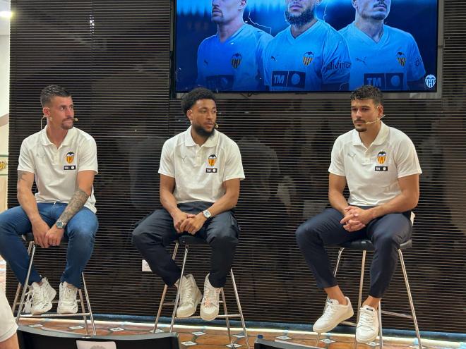 Presentación de Baptiste Santamaría, Danjuma y Ugrinic
