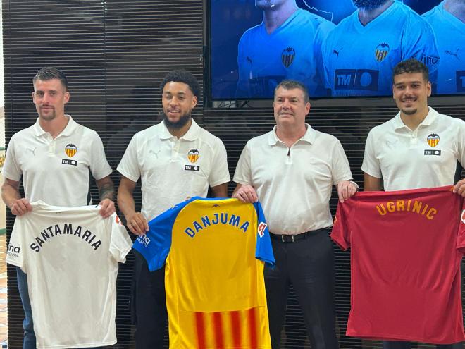 Presentación Santamaría, Danjuma y Ugrinic con Ron Gourlay