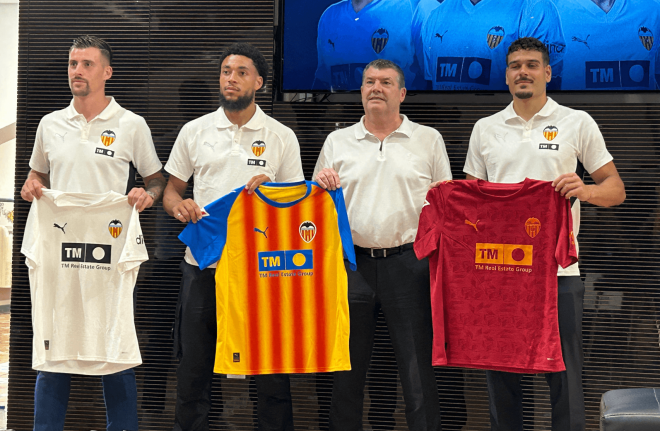 Presentación Santamaría, Arnaut Danjuma y Ugrinic con Ron Gourlay