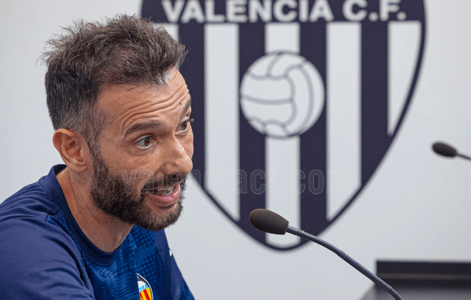 Carlos Corberán en sala de prensa (Foto: Valencia CF)