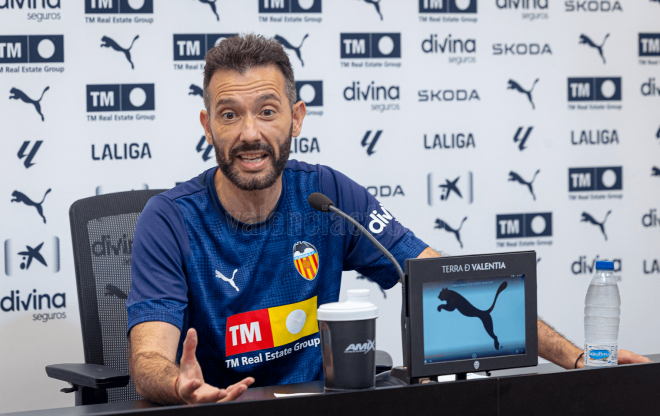 Carlos Corberán en sala de prensa (Foto: Valencia CF)
