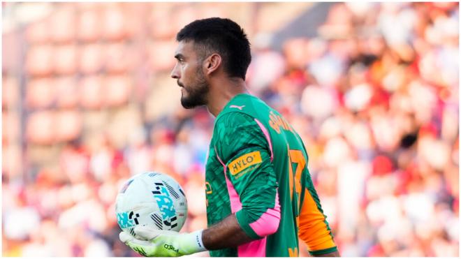 Gazzaniga, tras su expulsión ante el Rayo Vallecano. (EFE)