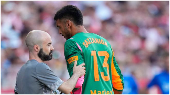 Gazzaniga se marcha expulsado ante el Rayo Vallecano. (EFE)
