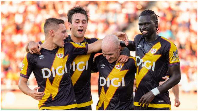 El Rayo celebra el gol de Isi en Montilivi. (EFE)