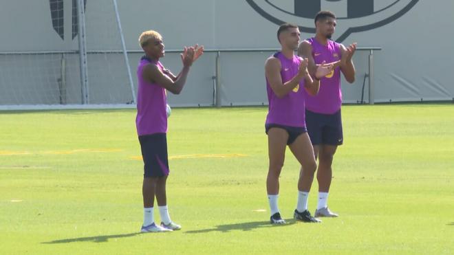 Lamine, Ferran y Araújo, aplaudiendo a Fermín por llegar tarde