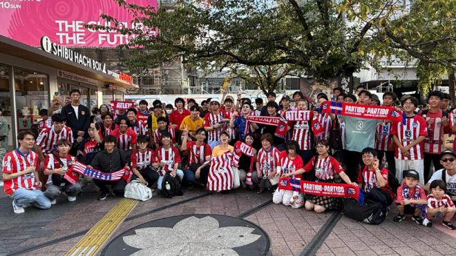 Decenas de aficionados rojiblancos esperan a Indi, la mascota del Atlético de Madrid