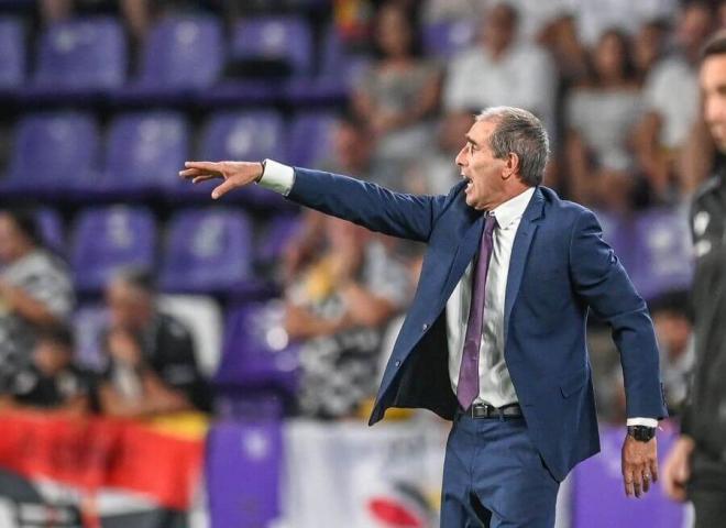 Guillermo Almada, dirigiendo en el partido ante la AD Ceuta
