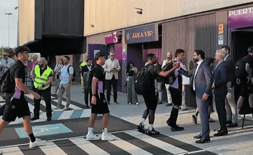 Orta, Solares y Uruñuela esperan a los jugadores en su llegada a Zorrilla.