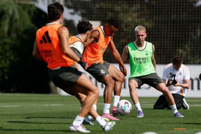 Franco Mastantuono, defendiendo a Kylian Mbappé en su primer entrenamiento (Real Madrid)