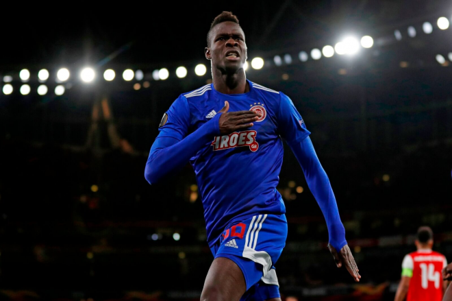 Pape Abou Cissé celebra un gol ante el Arsenal. (Foto: UEFA Europa League)