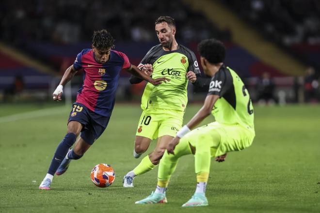 Lamine Yamal y Sergi Darder en el último partido entre Barcelona y Mallorca (Europa Press)