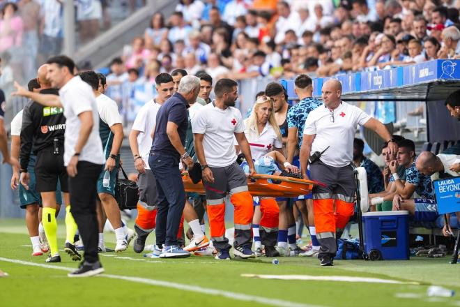 Sergio Pellicer se preocupa por Luismi en el Málaga - Eibar (Foto: EuropaPress).