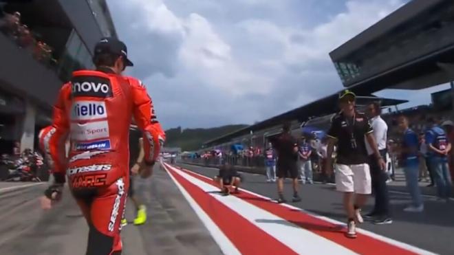 Marc Márquez y Valentino Rossi se cruzan en el paddock de Spielberg (Foto: MotoGP).