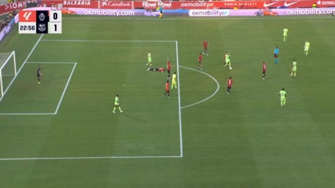 La jugada en la que Raíllo cae desvanecido dentro del área en el Mallorca-Barça (Movistar+)