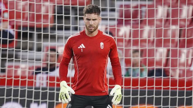 Luca Zidane calienta antes del partido (Foto: Granada CF).