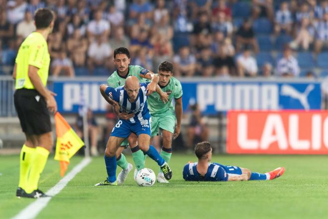 Jon Guridi protege el balón ante el Levante (Foto: Alavés).