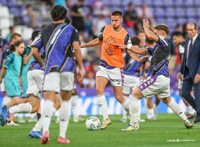 Jugadores del Real Valladolid calientan ante el Ceuta.