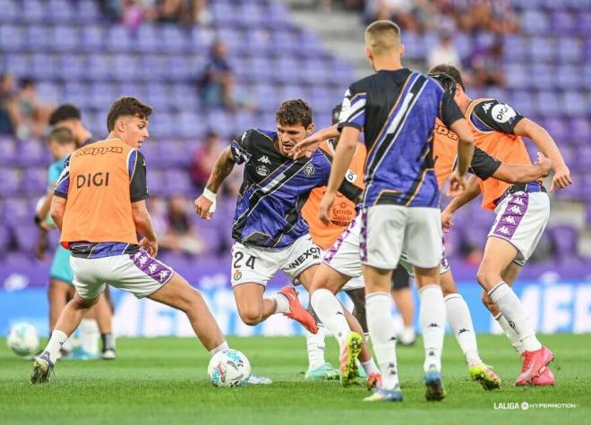 Jugadores del Real Valladolid calientan ante el Ceuta.