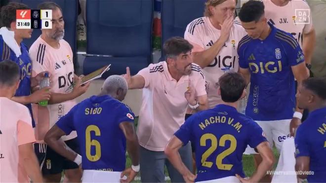 Veljko Paunovic da instrucciones a sus jugadores (Imagen: DAZN).