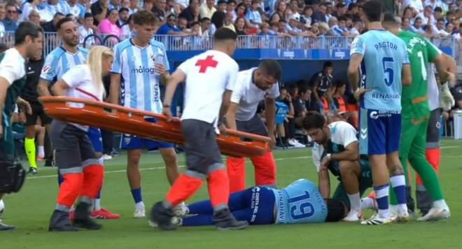Luismi Sánchez se duele tras un choque con Javi Montero (Imagen: LALIGA TV HYPERMOTION).