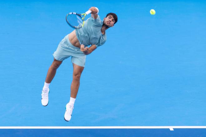 Servicio de Carlos Alcaraz en el Masters 1.000 de Cincinnati (Foto: CordonPress).