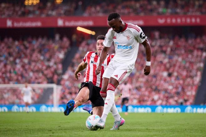Lukebakio, jugador del Sevilla, ante el Athletic (Foto: EFE)