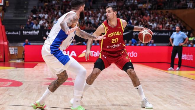 Alberto Abalde en el partido ante Francia (Foto: Europa Press)
