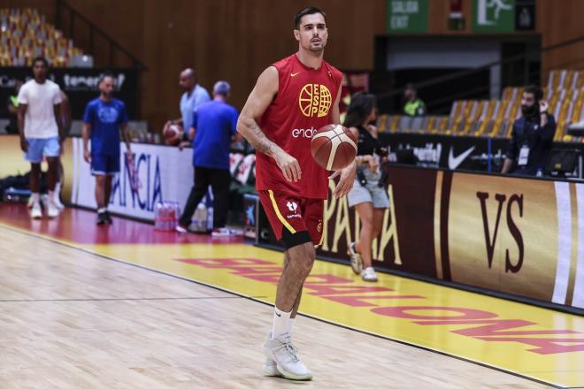 Alberto Abalde en un calentamiento con la Selección Española (Foto: Europa Press)