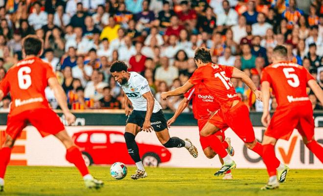 Arnaut Danjuma debuta en el Valencia CF (Foto: Valencia CF)